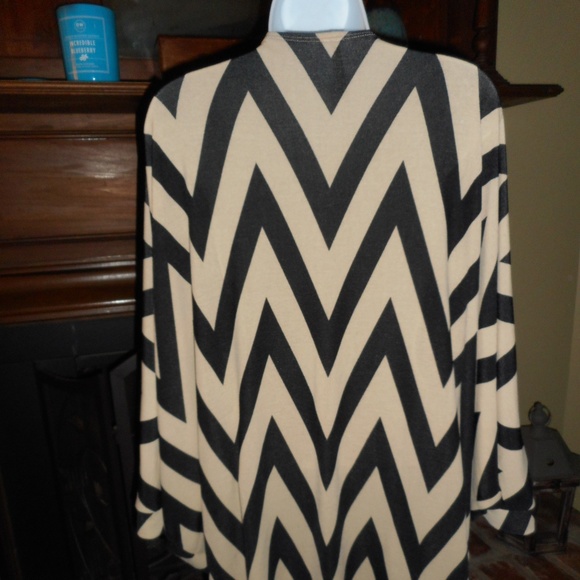 2 for $15 NWOT Black and tan zig zap kimono -Small - Picture 8 of 8